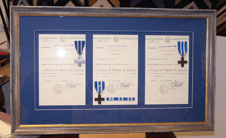 Cadre à Part Annecy - Cadre bois lasure bleu médaille guerre italien document officiel