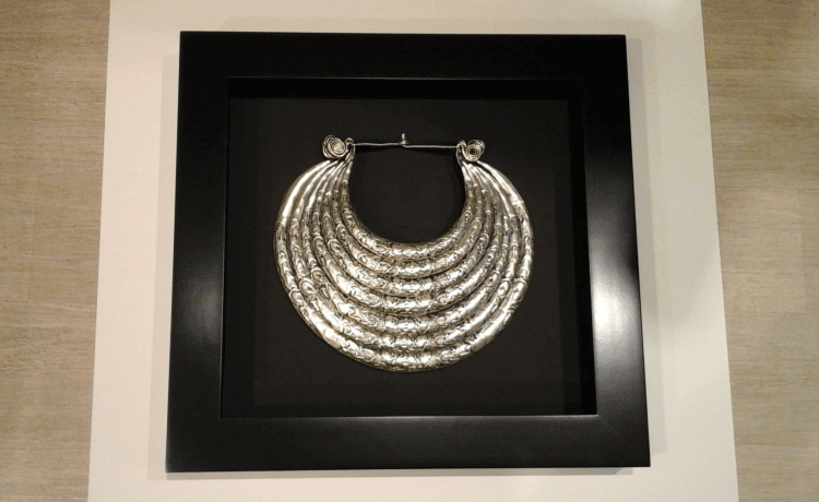 Cadre à Part Annecy - Cadre laqué noir bijou argent collier
